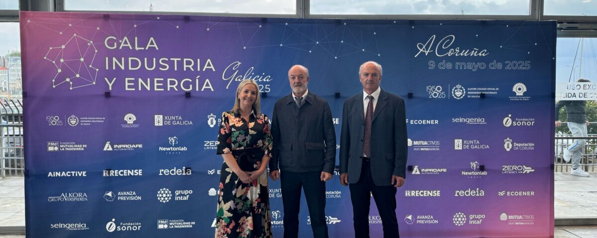 Tres representantes de ABIN frente al photocall de la Gala de Industria y Energía de Galicia 2025 en A Coruña, tras recibir el Premio a la Sostenibilidad Medioambiental en la Sociedad.