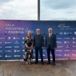 Tres representantes de ABIN frente al photocall de la Gala de Industria y Energía de Galicia 2025 en A Coruña, tras recibir el Premio a la Sostenibilidad Medioambiental en la Sociedad.