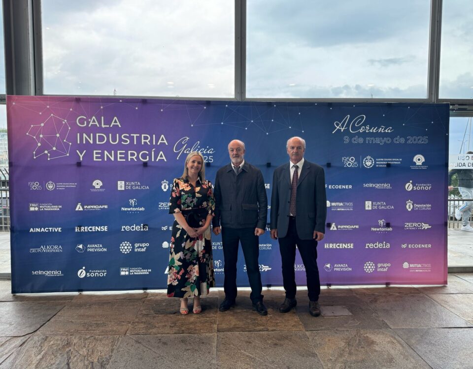 Tres representantes de ABIN frente al photocall de la Gala de Industria y Energía de Galicia 2025 en A Coruña, tras recibir el Premio a la Sostenibilidad Medioambiental en la Sociedad.