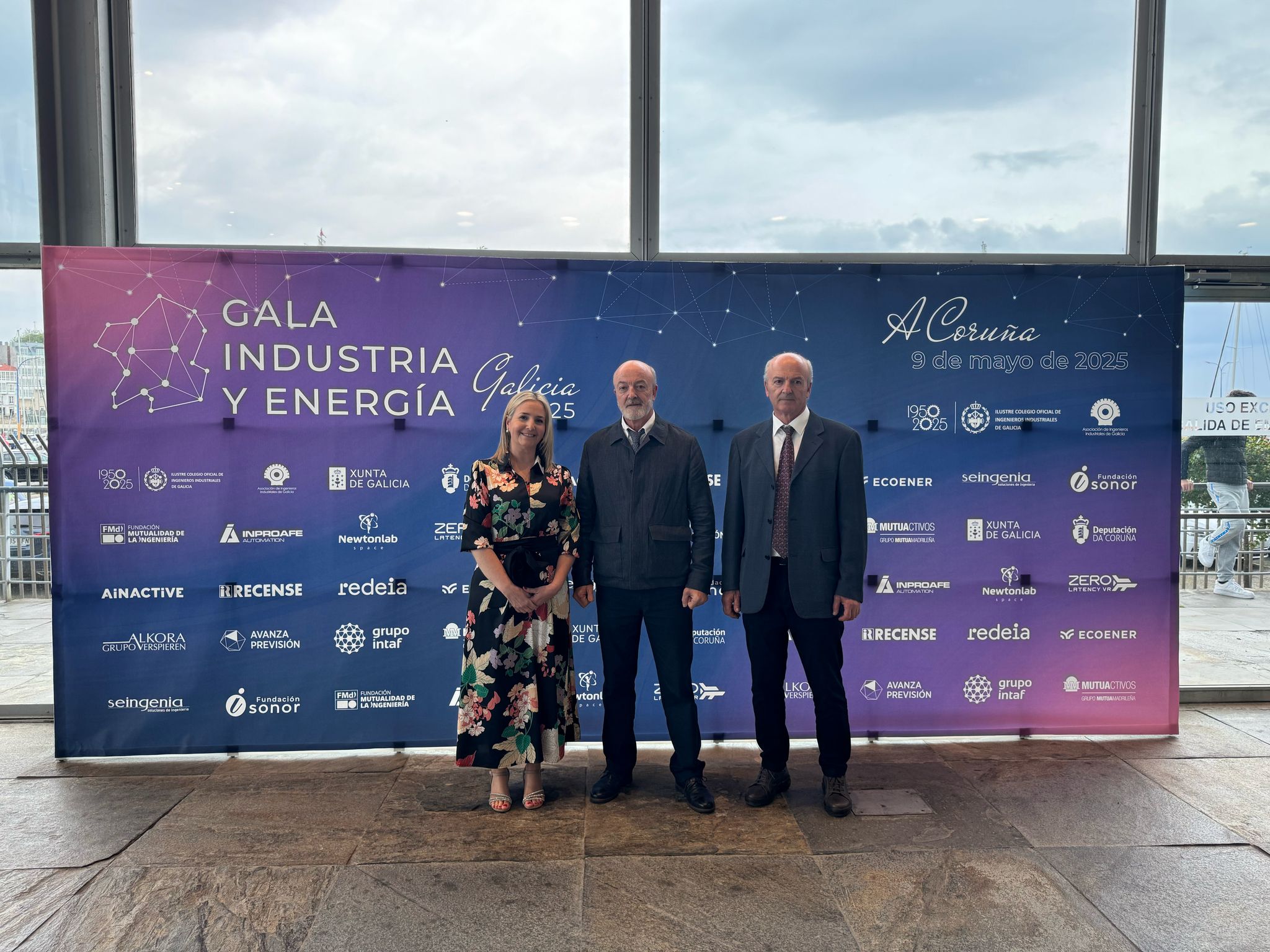 Tres representantes de ABIN frente al photocall de la Gala de Industria y Energía de Galicia 2025 en A Coruña, tras recibir el Premio a la Sostenibilidad Medioambiental en la Sociedad.