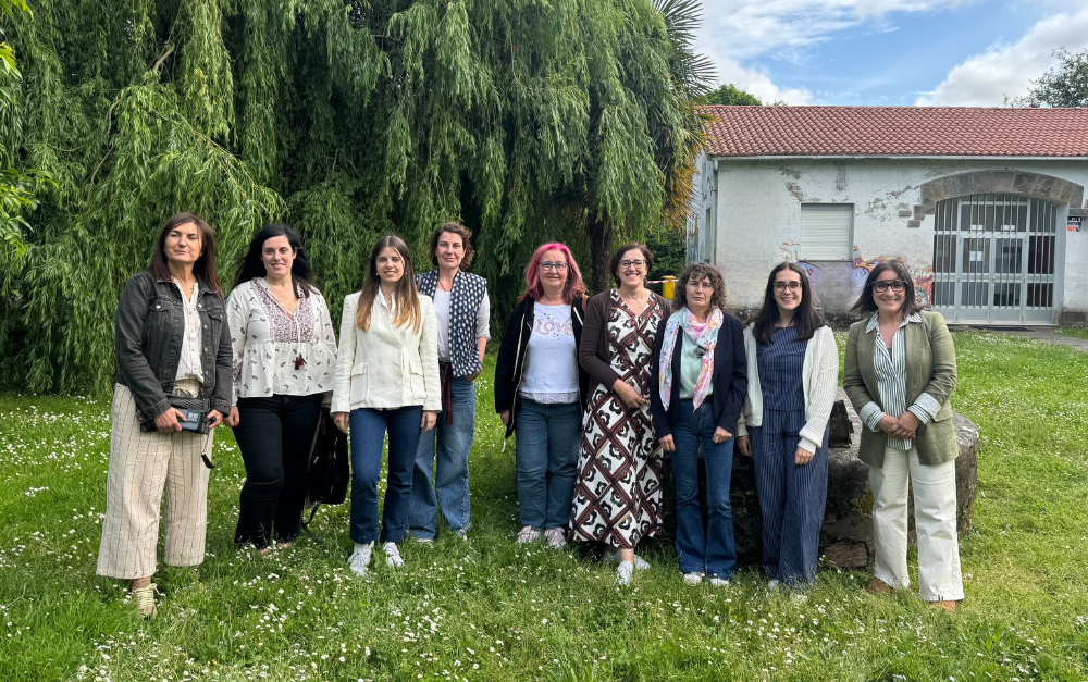 Grupo de profesoras y ponentes de Litur posando al finalizar la charla sobre inteligencia artificial y chatbots en el IES Francisco Aguiar.