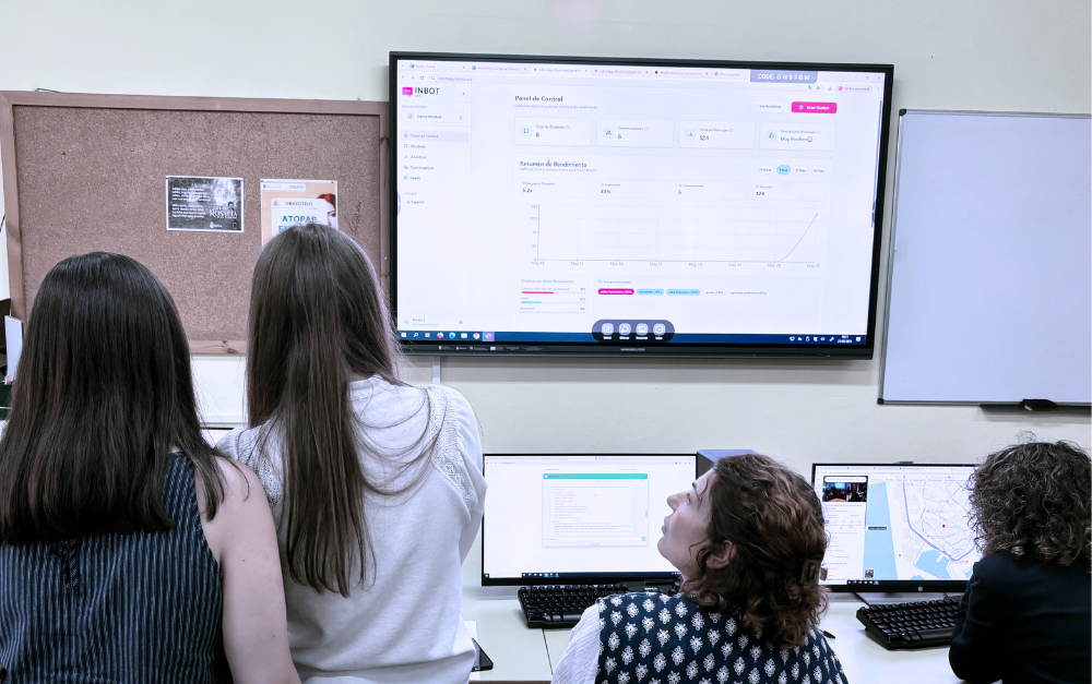 Profesoras y estudiantes del IES Francisco Aguiar visualizando un caso práctico en la plataforma Inbot durante una sesión sobre chatbots e inteligencia artificial impartida por Litur.