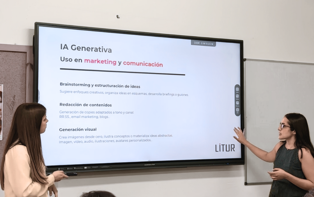 Presentación sobre el uso de la IA generativa en marketing y comunicación durante una charla de Litur en el IES Francisco Aguiar.