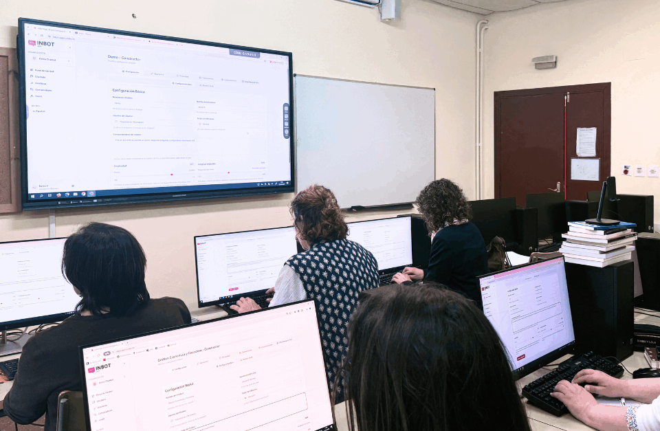 Profesorado del IES Francisco Aguiar trabajando en la configuración de chatbots durante una sesión práctica impartida por Litur.