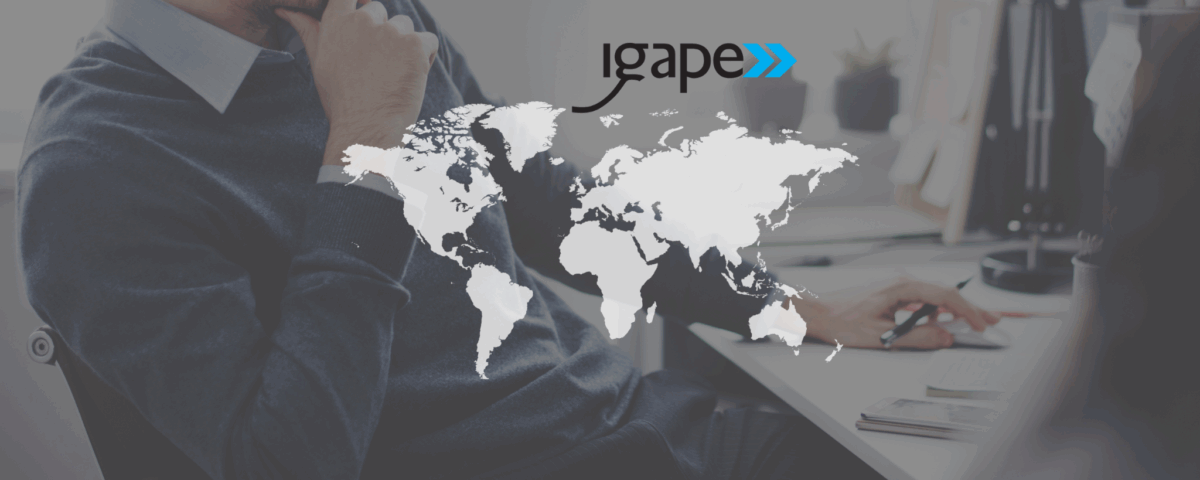 Ejecutivo en oficina trabajando frente a un mapa mundial digital, representando la internacionalización y el programa Galicia Exporta Empresas 2025 IG622A.