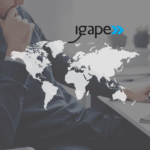 Ejecutivo en oficina trabajando frente a un mapa mundial digital, representando la internacionalización y el programa Galicia Exporta Empresas 2025 IG622A.