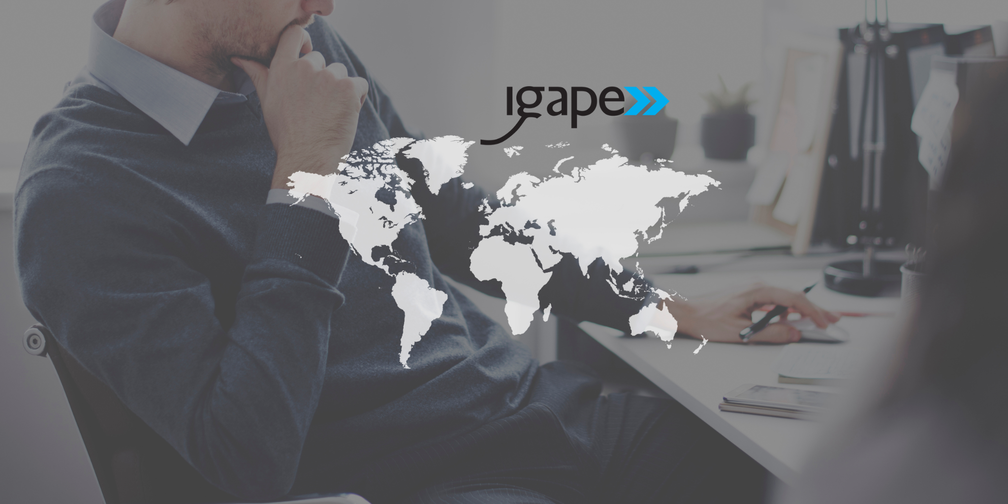Ejecutivo en oficina trabajando frente a un mapa mundial digital, representando la internacionalización y el programa Galicia Exporta Empresas 2025 IG622A.