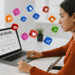 Profesional gestionando redes sociales desde un portátil con iconos digitales flotando alrededor, representando el trabajo de un Community Manager.