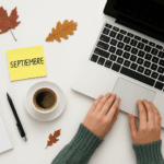 Escritorio minimalista con portátil, café, libreta y hojas otoñales, representando cómo reactivar la estrategia de marketing en septiembre tras el parón de verano.