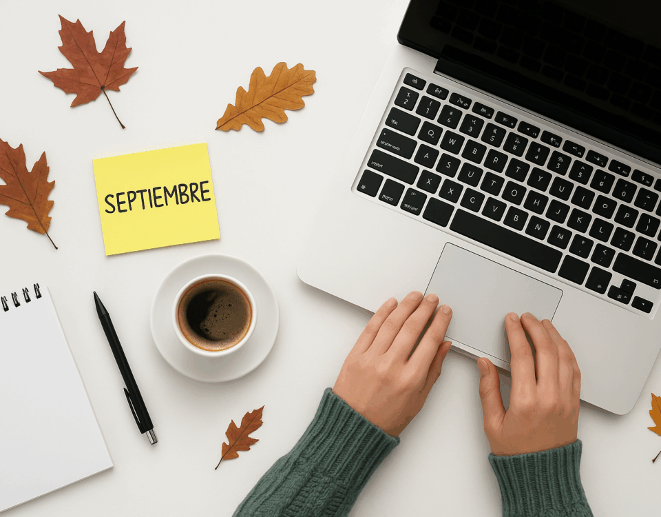 Escritorio minimalista con portátil, café, libreta y hojas otoñales, representando cómo reactivar la estrategia de marketing en septiembre tras el parón de verano.