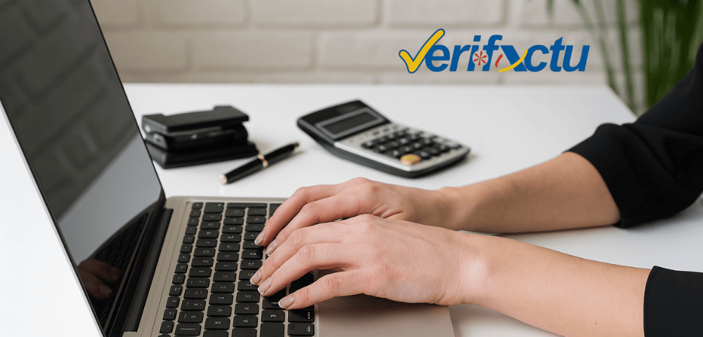 Persona trabajando en un portátil representando la gestión de facturas y la adaptación a Verifactu en una empresa.