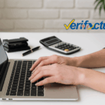 Persona trabajando en un portátil representando la gestión de facturas y la adaptación a Verifactu en una empresa.